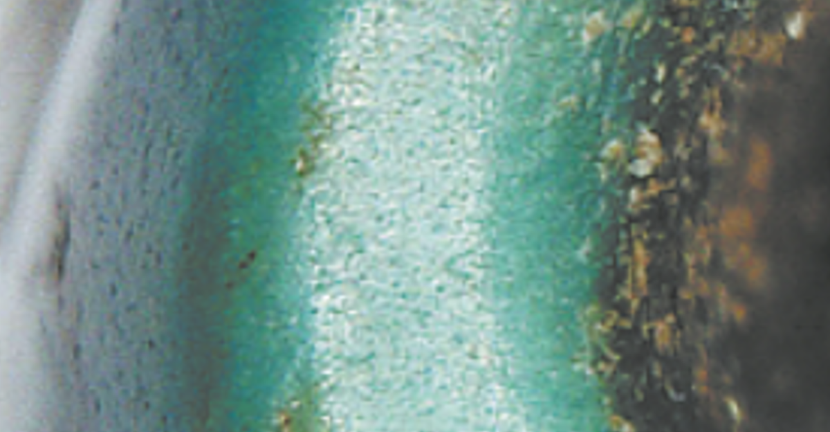 Trong phòng thí nghiệm, kính hiển vi quang học và kính hiển vi điện tử quét 28 hạt ngọc màu lam đã cho thấy tay nghề chế tác tinh xảo của người xưa. Ảnh: @Yang Feiyue/China Daily.