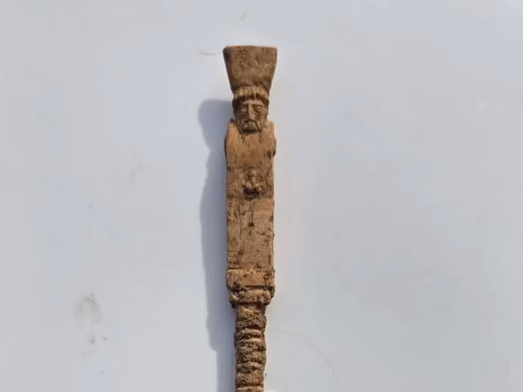 Yếu tố trang trí rõ ràng nhất là một đầu người được chạm khắc ở phần trên, được cho là tượng thần Dionysus. Phần cuối là phần mũi bút. Ảnh: @Bảo tàng Thành phố Sicily.