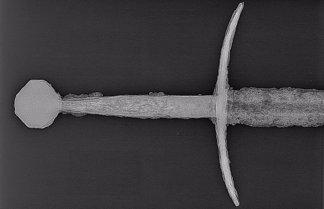 Thanh kiếm ở trong tình trạng tuyệt vời, kiếm dài hơn 90 cm và mặc dù mũi kiếm bị gãy ở một thời điểm nào đó, nhưng cơ bản nó vẫn còn nguyên vẹn, vẫn còn đầy đủ các bộ phận như: chuôi kiếm, lưỡi kiếm. Ảnh: @Hiệp Hội Bishop’s Detector.