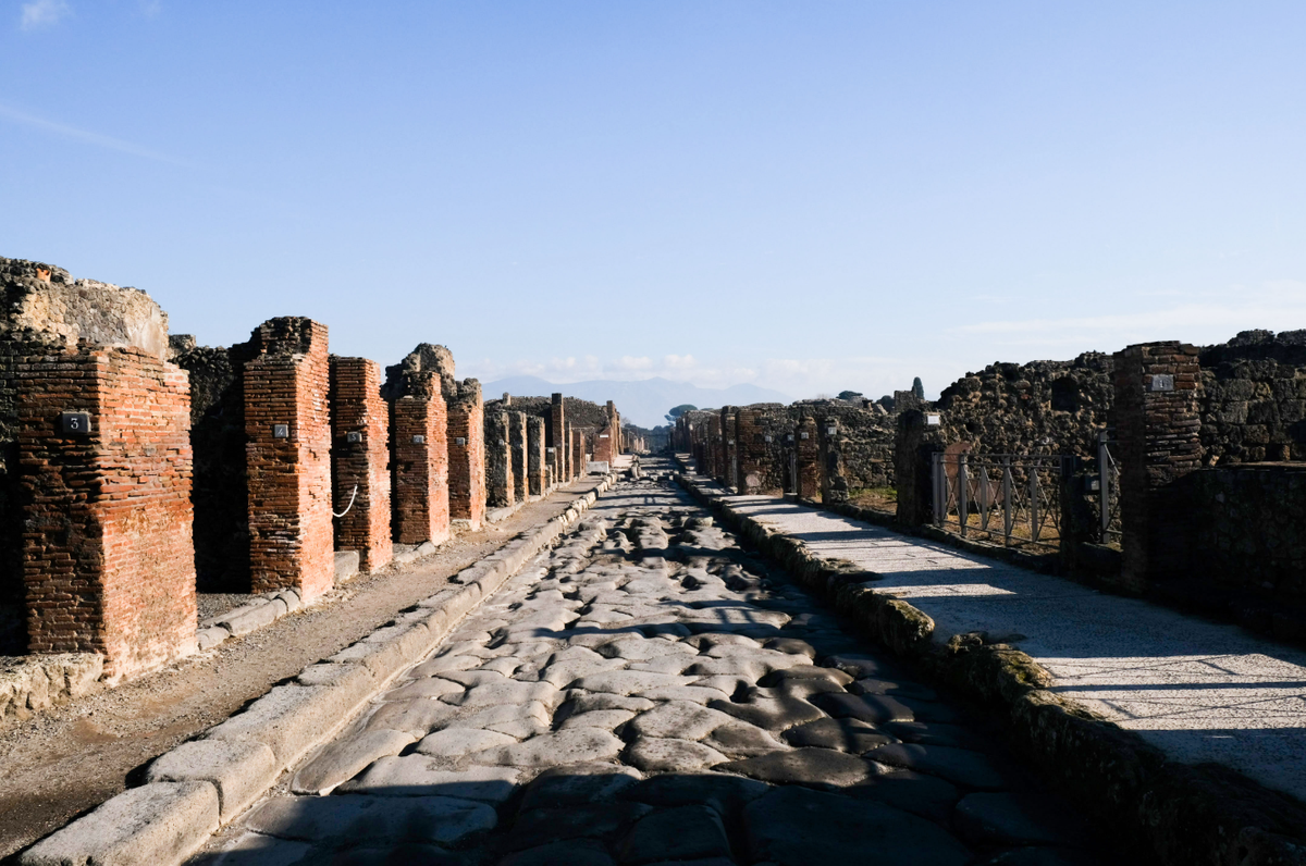 Trong quá trình khai quật tàn tích một quầy bán thức ăn có tên là Thermopolium del Gallo ở thành phố Pompeii, các chuyên gia đến từ Viện Nghiên Cứu Khảo Cổ Parco Archeologico di Pompei bất ngờ tìm thấy một vật thể lạ. Ảnh: @Viện Nghiên Cứu Khảo Cổ Parco Archeologico di Pompei.