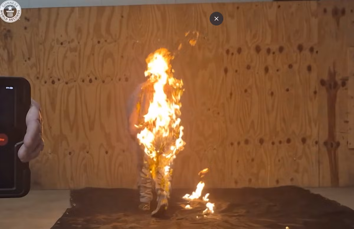 “Cơ thể tôi đang bốc cháy và tôi cần phải di chuyển nhanh. Oxy đang cháy dần xung quanh tôi nên nếu tôi không tiếp tục di chuyển, tôi có thể cảm thấy rất khó thở và cảm thấy sức nóng quá mức”, Ryan Luney kể tiếp. Ảnh: @ Guinness World Records.