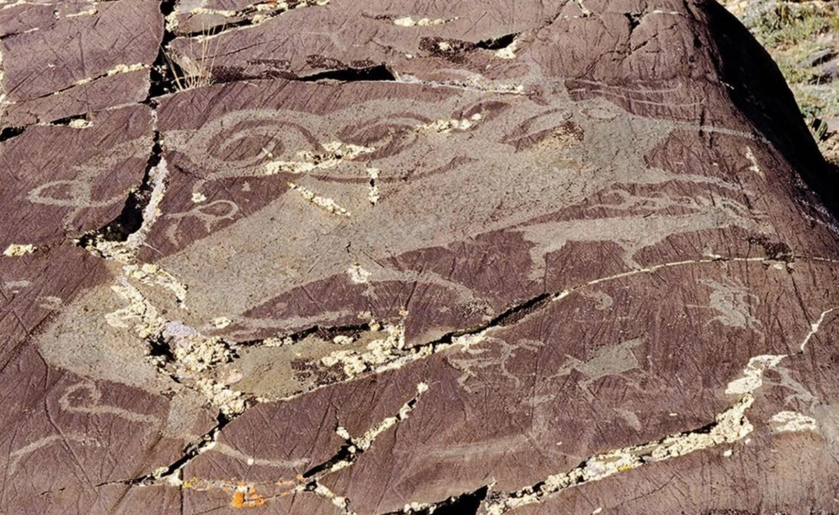 Tuy nhiên, theo thời gian, những hình ảnh này đã biến đổi thành những biểu tượng trừu tượng hơn, giống như chó sói. Ảnh: @Tạp chí Khảo cổ học Cambridge.