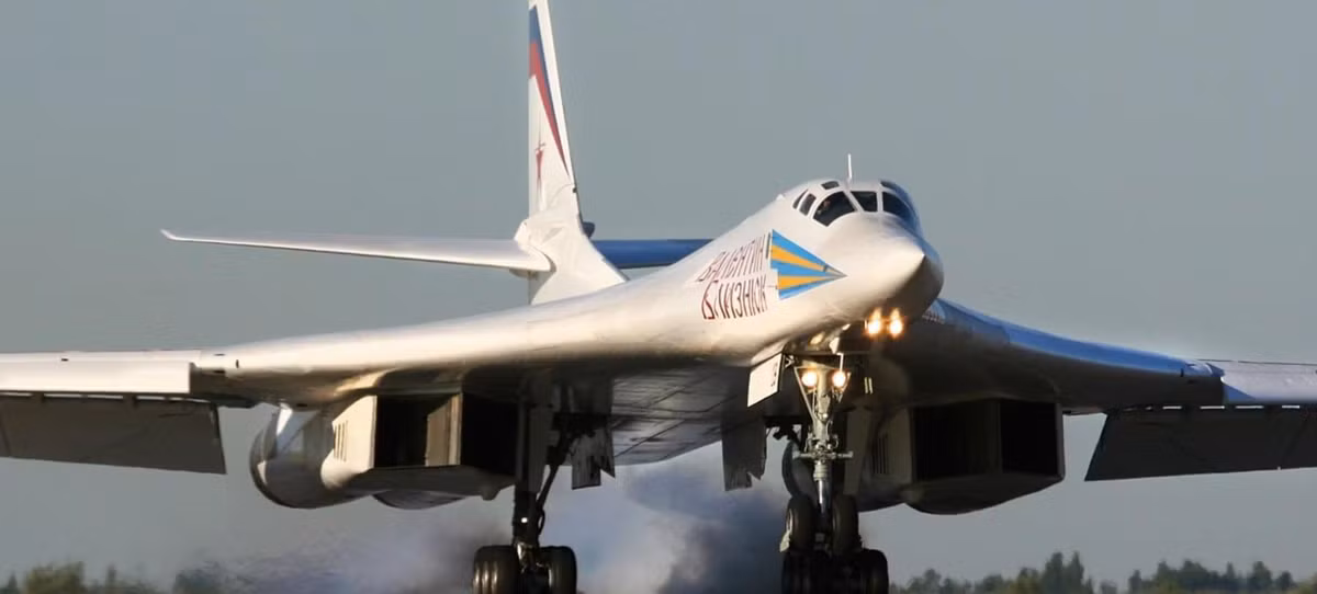 Ngoài tên lửa, Tu-160 có ​​thể mang theo nhiều loại bom rơi tự do, bao gồm cả đạn dược dẫn đường như KAB-1500, được thiết kế để phá hủy các mục tiêu kiên cố như boongke hoặc trung tâm chỉ huy. Ảnh: @The Aviation Geek Club.