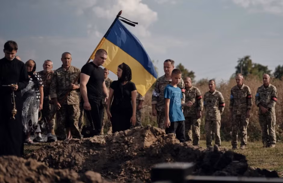 Không quân Ukraine cho biết, phi công Maksym Ustymenko đã lái chiếc máy bay phản lực bị hư hỏng ra khỏi một khu dân cư nhưng không kịp phóng ra ngoài trước khi máy bay bị rơi. Ảnh: @ NBC News.