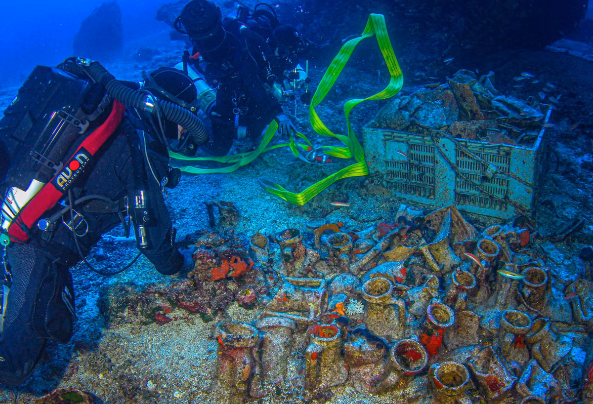 Các chuyên gia cũng phát hiện ra hai chiếc răng người, và cần có các nghiên cứu sâu hơn để có thể tiết lộ thêm thông tin về giới tính, độ tuổi và nguồn gốc, bằng cách áp dụng phương pháp nha khoa pháp y, và phương pháp xác định niên đại bằng cacbon phóng xạ. Ảnh: @Bộ Văn hóa Hy Lạp.