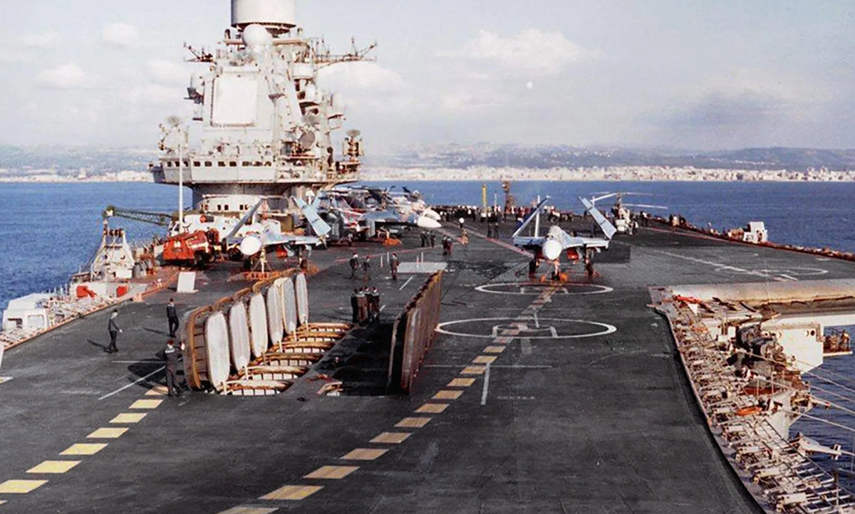 Việc tân trang nhằm mục đích tăng đáng kể mức độ tự động hóa trên tàu sân bay, tạo điều kiện cho việc cắt giảm số lượng thủy thủ đoàn cần thiết từ khoảng 1.900 xuống chỉ còn 1.500 người, đồng thời hiện đại hóa các hệ thống điện tử và động cơ trên tàu. Ảnh: @ Defense Update.