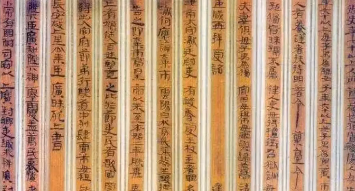 Thẻ tre này ghi chép tỉ mỉ các nguyên liệu, công thức và phương pháp nấu nướng thời đó, hé lộ chân thực đời sống ẩm thực của giới quý tộc thời Tây Hán. Ảnh: @Little Scholar of Literature and History.