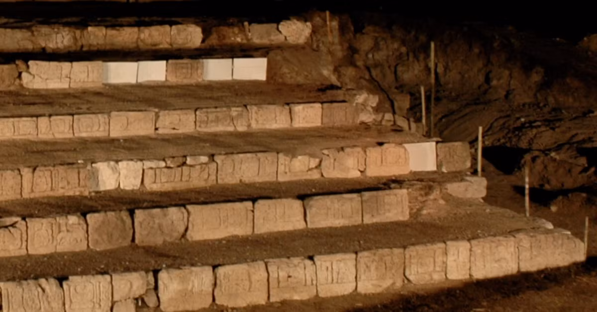 Sáu bậc thang này được tìm thấy vẫn ở nguyên vị trí ban đầu và có khắc hơn 130 khối chữ tượng hình Maya. Ảnh: @Viện Nhân chủng học và Lịch sử Quốc gia Mexico.