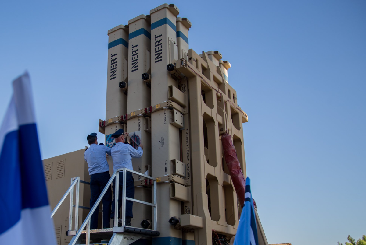 Bộ Quốc phòng Israel cho biết trong một tuyên bố: "Hệ thống David's Sling đã thực hiện thành công một loạt các cuộc thử nghiệm bắn đạn thật... nâng cao năng lực của hệ thống và cải thiện đáng kể khả năng đối mặt với nhiều chiến trường tác chiến khác nhau". Ảnh: @ Defense News.