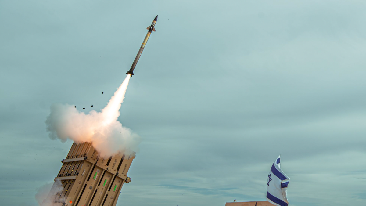 Trong khi ý định của Israel muốn thể hiện mình là quốc gia đi đầu trong công nghệ phòng thủ tên lửa, nhằm xuất khẩu các hệ thống nội địa của mình cho nhiều khách hàng hơn có thể khiến việc mua sắm từ nước ngoài trở nên bất lợi, thì lợi ích về mặt an ninh của quốc gia này khi mua hệ thống của Mỹ lại có tiềm năng rất lớn. Ảnh: @Breaking Defense.