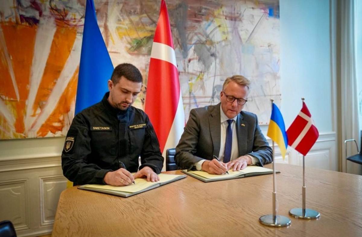 Vào đầu tháng 7, Bộ trưởng Bộ Công nghiệp Chiến lược Ukraine, ông Herman Smetanin và Bộ trưởng Bộ Công nghiệp, Kinh doanh và Tài chính Đan Mạch, ông Morten Bødskov đã hoàn tất các thỏa thuận về sản xuất vũ khí chung, đánh dấu sự khởi đầu cho hoạt động sản xuất vũ khí ở nước ngoài của các nhà sản xuất quốc phòng Ukraine. Ảnh: @ Defense Express.