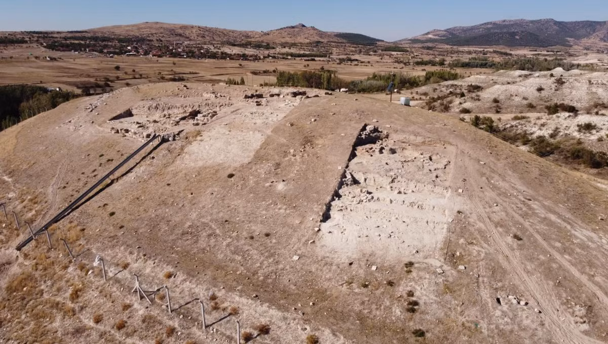 Các cuộc khai quật tại địa điểm này bắt đầu vào năm 2001, đã dần hé lộ nhiều tầng lớp lịch sử, đại diện cho các cộng đồng nông nghiệp thời tiền sử, hệ thống phòng thủ Hy Lạp hóa và các công trình đô thị sơ khai. Ảnh: @Đại học İzmir.