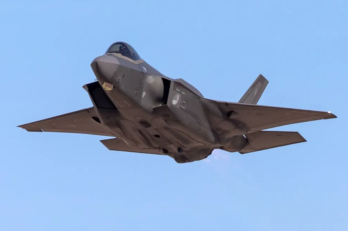 Mỹ đã hạn chế quyền truy cập vào mã nguồn của F-35, ngay cả đối với các đồng minh thân cận như Vương quốc Anh và Úc, do lo ngại về rò rỉ công nghệ. Chính sách này phản ánh việc Washington ưu tiên an ninh quốc gia hơn là chuyển giao công nghệ, một lập trường trái ngược hẳn với đề nghị mới nhất của Nga. Đối với Ấn Độ, việc không có quyền truy cập mã nguồn của F-35 có thể hạn chế khả năng tích hợp vũ khí địa phương hoặc sửa đổi máy bay phản lực cho các nhiệm vụ cụ thể, có khả năng khiến Su-57E trở thành lựa chọn hấp dẫn hơn. Ảnh: @Sputnik Africa.