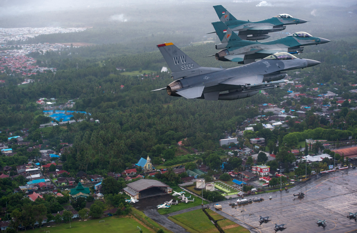 Hành trình hiện đại hóa lực lượng không quân của Indonesia là một nỗ lực phức tạp và thường quanh co, chịu ảnh hưởng bởi sự kết hợp của các yêu cầu chiến lược, hạn chế kinh tế và áp lực địa chính trị. Ảnh: @Zona Militar.