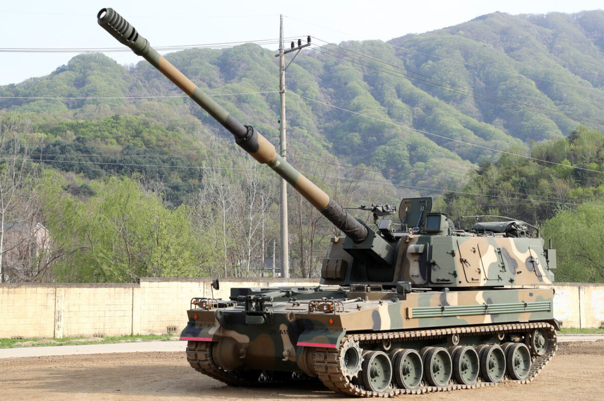 Pháo tự hành K9 Thunder, do Hanwha Techwin sản xuất, được công nhận là một trong những hệ thống pháo tự hành tiên tiến nhất thế giới. Nó hoàn toàn tương thích với các loại đạn tiêu chuẩn NATO. Ảnh: @ Zona Militar.