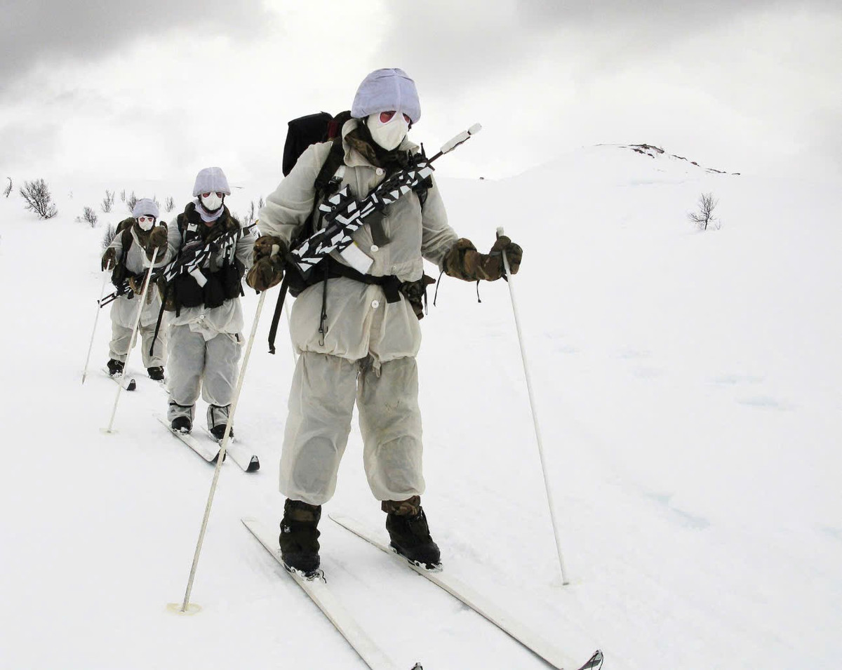 Binh sĩ NATO tuần tra trong điều kiện gió mạnh và nhiệt độ âm sâu. Những nhiệm vụ này giúp duy trì hiện diện quân sự thường xuyên tại khu vực chiến lược.