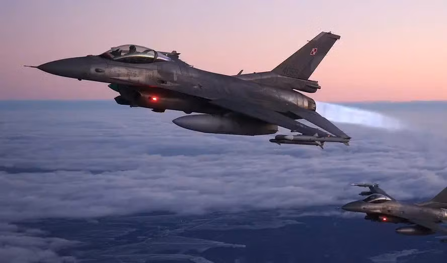 F-16 Ukraine chủ yếu hoạt động xa tiền tuyến nhằm giảm nguy cơ đối đầu trực tiếp với lực lượng Nga. Nhiệm vụ chính là đánh chặn UAV và vũ khí tấn công tầm xa.
