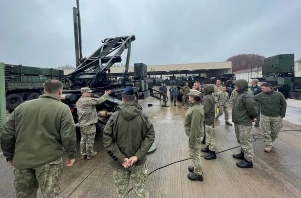 Sự hiện diện của các nhà thầu quân sự nước ngoài phản ánh xu hướng chiến tranh hiện đại, khi chuyên gia kỹ thuật đóng vai trò then chốt trong vận hành vũ khí công nghệ cao.