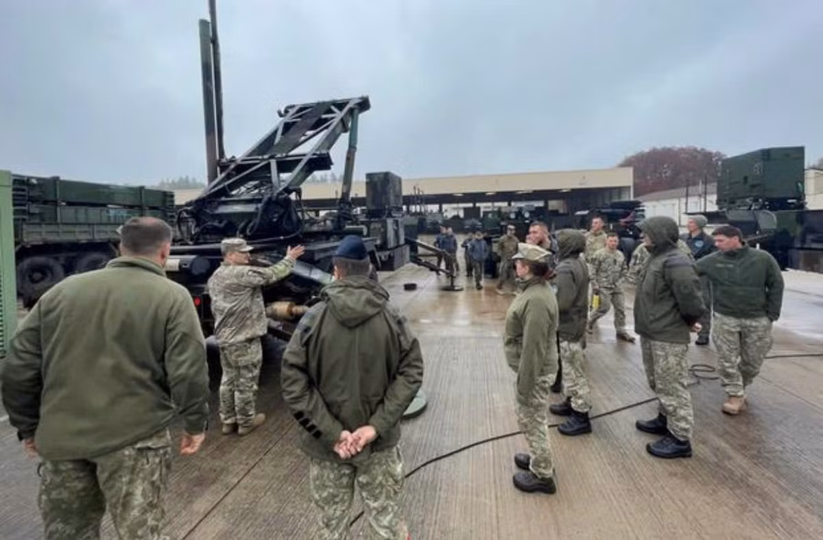 Sự hiện diện của các nhà thầu quân sự nước ngoài phản ánh xu hướng chiến tranh hiện đại, khi chuyên gia kỹ thuật đóng vai trò then chốt trong vận hành vũ khí công nghệ cao.