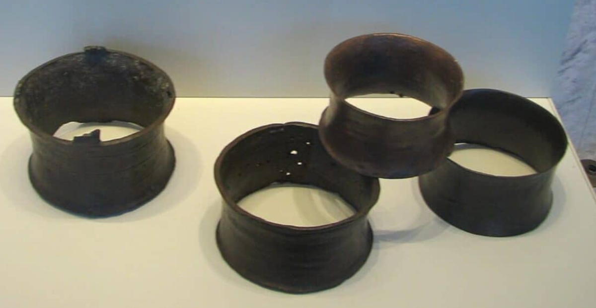 Kho báu Nahal Mishmar bao gồm 442 hiện vật, trong đó có rìu, dao, đầu chùy, quyền trượng, nhẫn và cờ hiệu. Trong số đó, 429 hiện vật được làm bằng đồng, cùng với các hiện vật khác được chế tác từ ngà voi, xương voi, mica và đá. Ảnh: @Hanay / Wikimedia Commons.