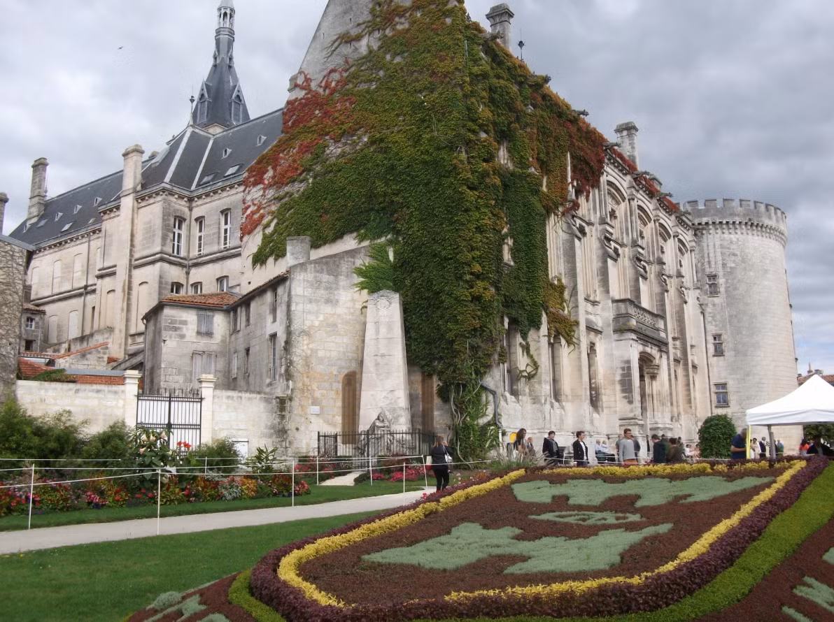 Khi tiến hành khai quật tại địa điểm tiền sử ở vùng Angoulême, phía bắc Bordeaux, nước Pháp, các chuyên gia đến từ Viện Nghiên cứu Khảo cổ học Quốc gia Pháp bất ngờ tìm thấy một vật thể lạ. Ảnh: @Viện Nghiên cứu Khảo cổ học Quốc gia Pháp.