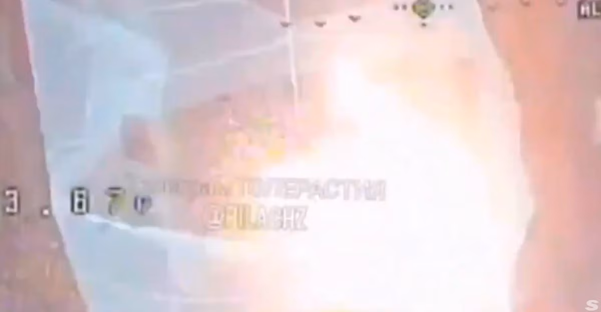 Ít nhất là về mặt lý thuyết, vẫn có một cách để chống lại máy bay không người lái được trang bị vật liệu thuốc nổ nhiệt nhôm. Thay vì dùng lưới vải hoặc lưới nhựa, bên phòng thủ có thể lắp đặt lưới kim loại như hàng rào mắt cáo. Ảnh: @distant_earth83.