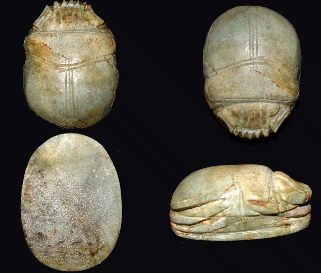 Trong số những hiện vật được tìm thấy từ ngôi mộ có các bình bằng thạch cao, một chiếc nhẫn vàng có khắc hình huy hiệu của Vua Ramses III, các hạt cườm và đá màu, một chiếc hộp nhỏ bằng ngà voi, một số tấm bùa hộ mệnh khắc hình Taweret, Bes và Con mắt của Udjat. Ảnh: @Hội đồng Cổ vật Tối cao Ai Cập.