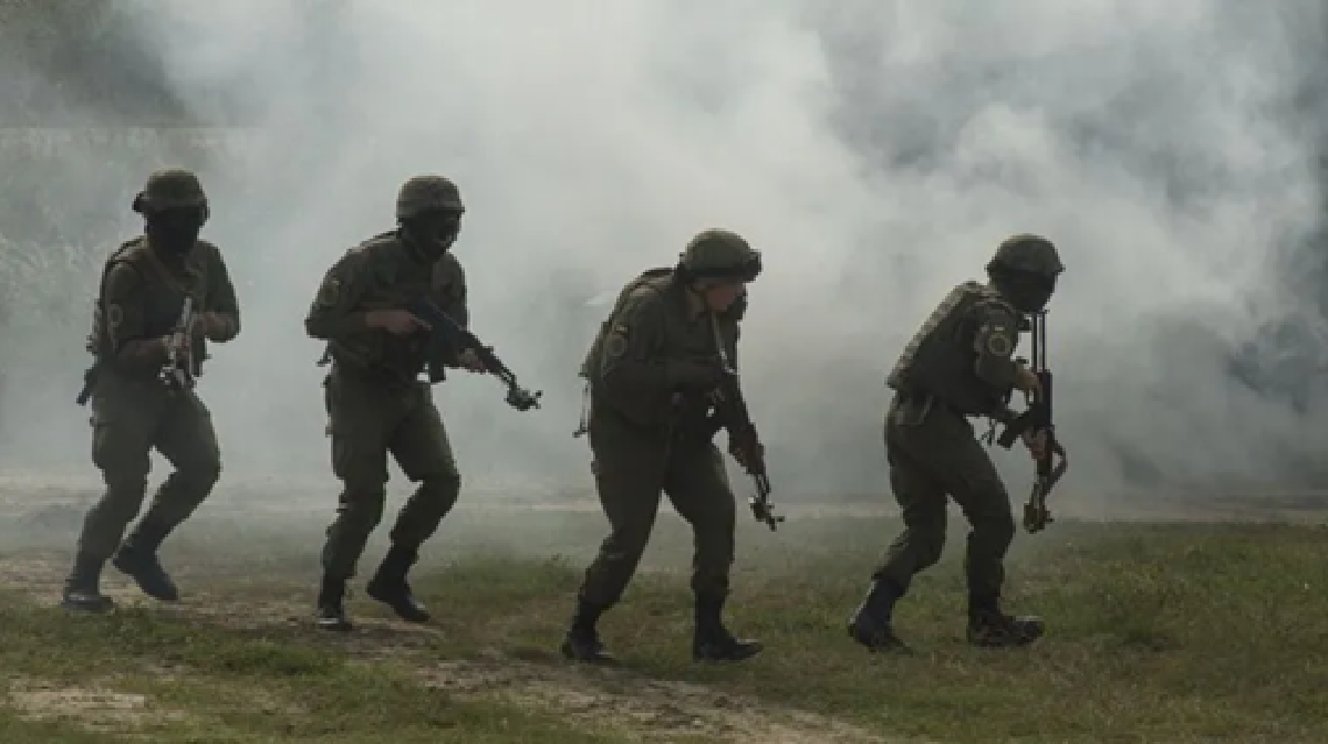 Thông tin do kênh Telegram SHOT đăng tải cho biết, nhóm đối phương gồm khoảng 25 người, di chuyển bằng xe bọc thép tới vùng ven Pavlovka (Sumy), sau đó đổ bộ và tiến quân theo hướng biên giới Nga. Mục tiêu đột nhập được xác định là khu vực làng Novy Put, huyện Glushkovsky, vùng Kursk. Ảnh: Ura.ru