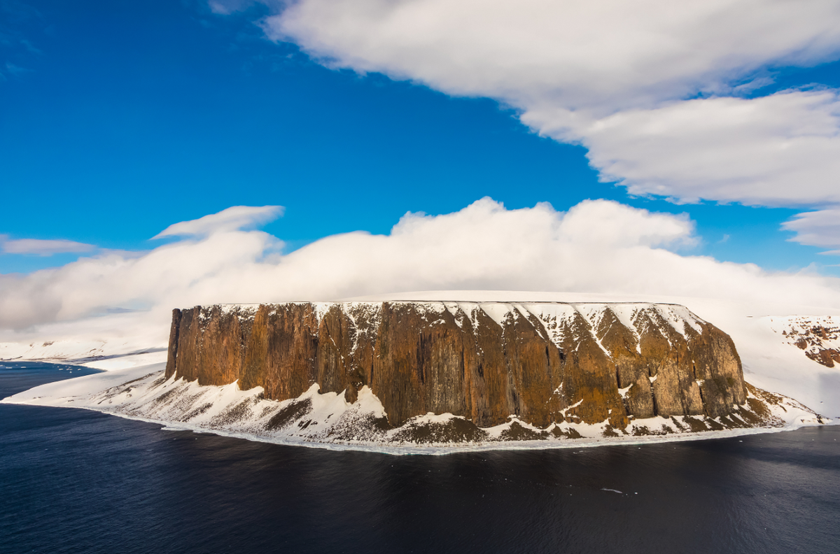 Khi đang khai quật ở miền nam nước Nga, thuộc vùng Krasnodar, dọc theo bán đảo Taman, các chuyên gia đến từ Viện Lịch sử Văn hóa Vật chất của Viện Hàn lâm Khoa học Nga (IIMK RAS) bất ngờ tìm thấy một vật thể lạ. Ảnh: @Viện Hàn lâm Khoa học Nga (IIMK RAS).