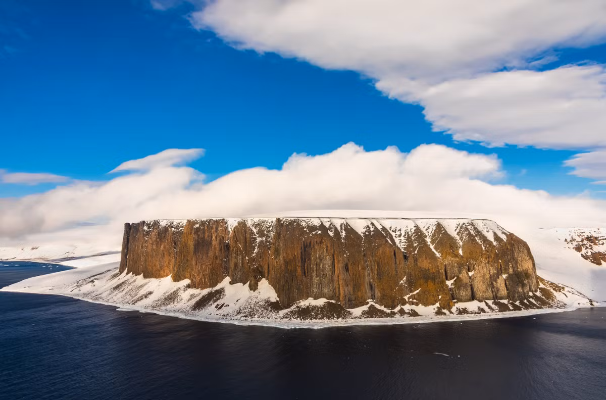 Khi đang khai quật ở miền nam nước Nga, thuộc vùng Krasnodar, dọc theo bán đảo Taman, các chuyên gia đến từ Viện Lịch sử Văn hóa Vật chất của Viện Hàn lâm Khoa học Nga (IIMK RAS) bất ngờ tìm thấy một vật thể lạ. Ảnh: @Viện Hàn lâm Khoa học Nga (IIMK RAS).