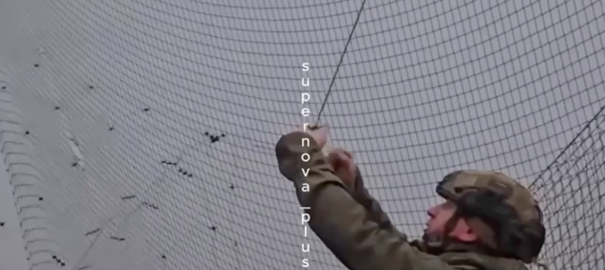 Những tấm lưới này cũng có tác dụng chống lại máy bay không người lái điều khiển bằng sợi quang, trong khi những tấm lưới nhỏ hơn giúp chặn đạn dược và mìn do máy bay không người lái thả xuống. Ảnh: @UNITED24 Media.