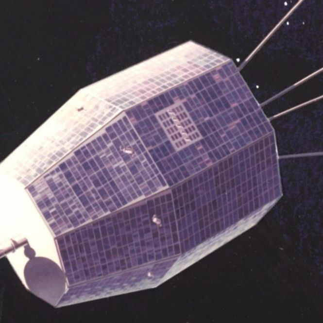 Sau khi phân tích kỹ lưỡng quỹ đạo và nguồn gốc của tín hiệu, họ càng kinh ngạc hơn. Tín hiệu này dường như phát ra từ độ cao khoảng 4.500 km và vị trí của nó hoàn toàn trùng khớp với quỹ đạo của Relay 2, một vệ tinh viễn thông của NASA.