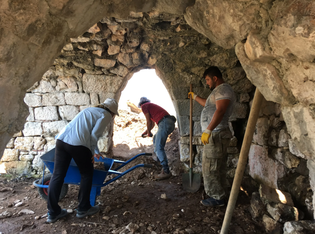 Có thể thấy, kỹ thuật chế tác trên đá nhẫn 1.800 năm tuổi này thực sự đáng kinh ngạc. Ảnh: @ Đại học Akdeniz.