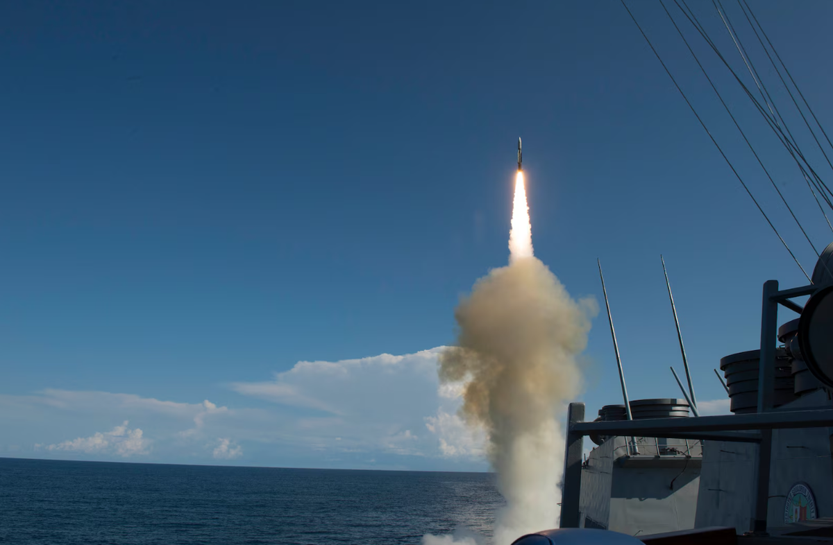 Và Hệ thống phòng thủ chống tên lửa AEGIS tích hợp tên lửa chống đạn đạo SM-3 và SM-6 mới, được coi là một trong những hệ thống có khả năng nhất trên thế giới, đã cho ra kết quả ấn tượng hơn nhiều trong quá trình thử nghiệm so với hệ thống Patriot và THAAD. Ảnh: @ Army Recognition.