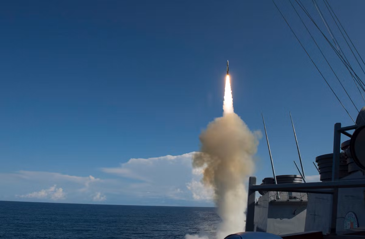 Và Hệ thống phòng thủ chống tên lửa AEGIS tích hợp tên lửa chống đạn đạo SM-3 và SM-6 mới, được coi là một trong những hệ thống có khả năng nhất trên thế giới, đã cho ra kết quả ấn tượng hơn nhiều trong quá trình thử nghiệm so với hệ thống Patriot và THAAD. Ảnh: @ Army Recognition.