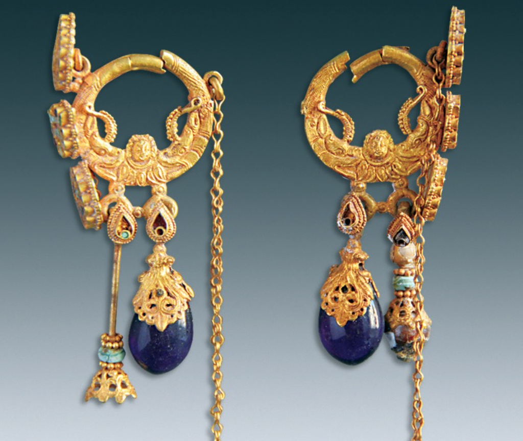 Nghiên cứu chỉ ra rằng, vào thời Ngụy và Tấn, những lối đi dốc dài và bậc thang dốc dần vào trong là đặc điểm của những ngôi mộ dành cho người có địa vị cao. Lưu Binh giải thích rằng, bảy bậc thang và mười hai hố cột ở M1 cho thấy đây là lăng mộ lớn thứ hai thời Tây Tấn, chỉ sau lăng mộ hoàng đế. Ảnh: @Viện Hàn lâm Khoa học Xã hội Trung Quốc.