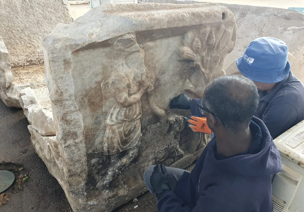 Eli Escusido, Giám đốc Cơ quan Cổ vật Israel, nhận xét: “Với tay nghề thủ công đặc biệt và những bức chạm khắc chi tiết phong phú, chiếc quan tài này không giống bất kỳ thứ gì trước đây được tìm thấy trong khu vực. Khám phá này cung cấp những hiểu biết sâu sắc hấp dẫn về nhận thức của người dân cổ xưa về sự sống, cái chết và lẫn đức tin". Ảnh: @IAA.