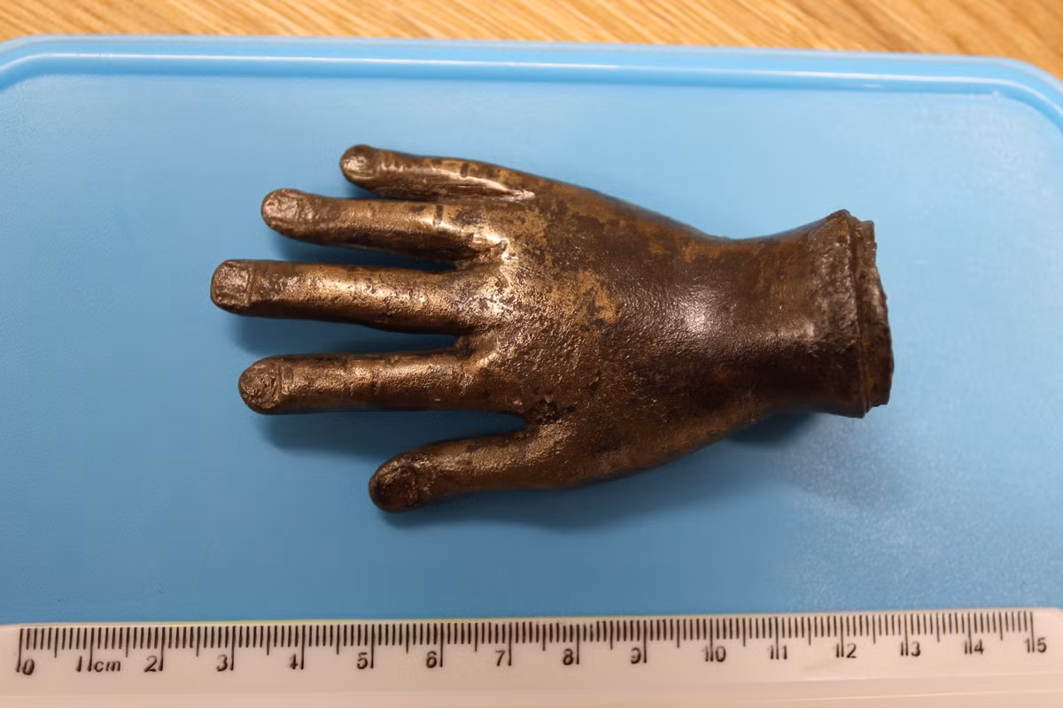 Khi các nhà bảo tồn lau sạch lớp bụi bẩn, họ nhận thấy bàn tay có chất lượng rất cao, được chế tác tinh xảo và trông rất chân thực, đặc biệt là ở phần lòng bàn tay. Ảnh: @Bảo tàng Vindolanda.