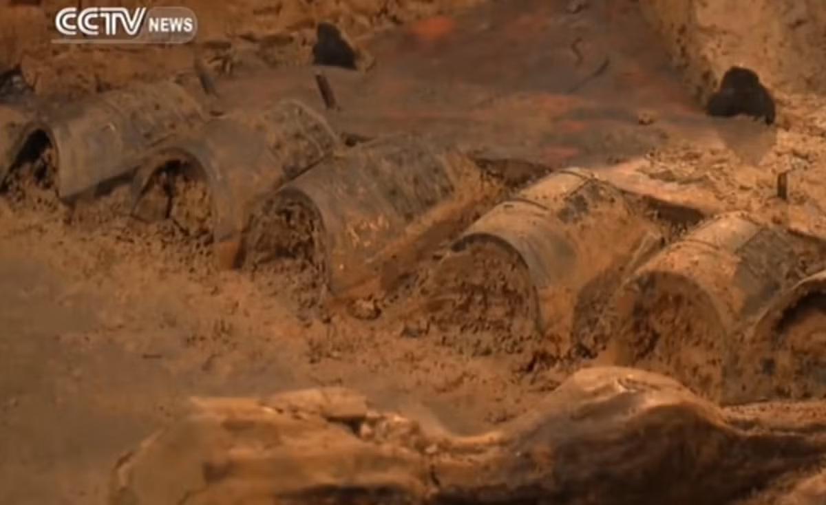 Ở phía đông, các nhà nghiên cứu đã xác định được tám ngôi nhà kiểu sân trong khá lớn được bố trí dọc theo các con đường giao nhau. Khu vực này được cho là từng là trung tâm chế biến thực phẩm. Ảnh: @CCTV News.