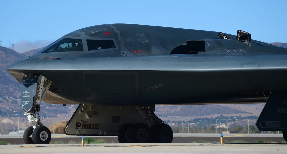 Sau đó, đội máy bay này thực hiện những nhiệm vụ xa hơn nữa để tấn công các mục tiêu ở Afghanistan vào tháng 10 năm 2001, trong những ngày đầu của Chiến dịch Tự do Bền vững. Gần đây hơn, máy bay B-2 đã bay ra khỏi căn cứ chung của Anh và Mỹ tại Diego Garcia ở Ấn Độ Dương để tấn công các mục tiêu của lực lượng Houthi ở Yemen. Ảnh: @ USA Today.