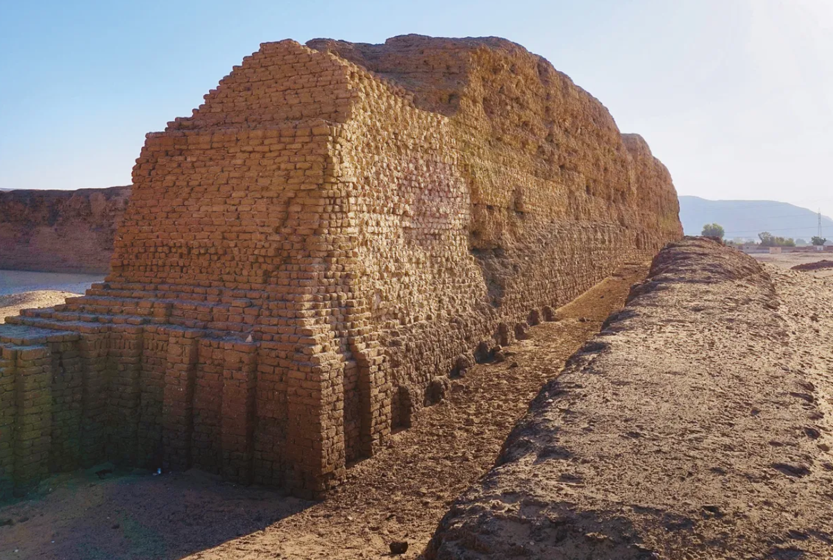 Tại Saqqara, trong khu vực kiến ​​trúc đồ sộ Gisr el-Mudir, một nhóm các nhà khảo cổ học đến từ Hội Đồng Cổ Vật Tối Cao Ai Cập đã khai quật được một vật thể kỳ lạ. Ảnh: @Hội Đồng Cổ Vật Tối Cao Ai Cập.