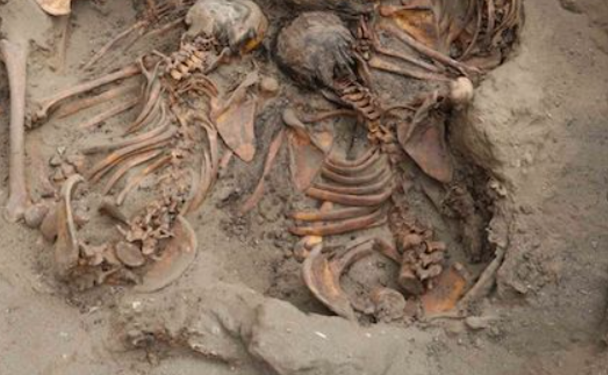Điều này khiến các nhà nghiên cứu đưa ra giả thuyết rằng, những người này là nạn nhân của xung đột vũ trang. Tuy nhiên, điều đáng chú ý nhất là các thi thể được chôn cất rất cẩn thận với những lễ vật tang lễ quan trọng, cho thấy cộng đồng còn sống sót đã tôn vinh những người đã khuất như những anh hùng, có lẽ sau khi giành chiến thắng trong cuộc xung đột. Ảnh: @Đại học Wrocław.