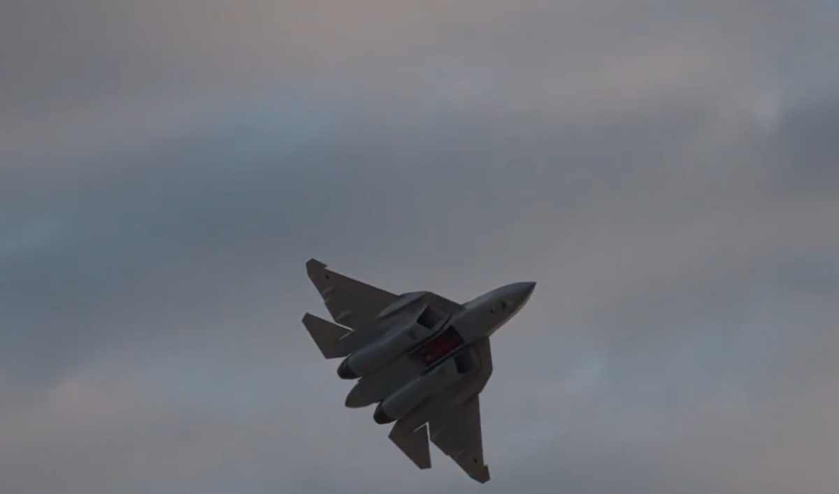 Phương tiện này được nhìn thấy đang thực hiện các động tác với cửa khoang mở, đánh dấu lần trình diễn đầu tiên việc máy bay phản lực này mang theo tên lửa chống bức xạ Kh-58UShK khi bay. Ảnh: @OSINTWarfare.