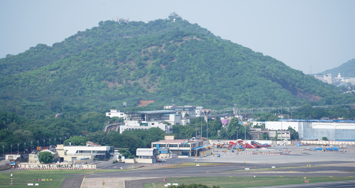 Trong quá trình khai quật tại khu vực Pallavaram thuộc Chennai (Madras), thủ phủ của bang Tamil Nadu ở tây nam Ấn Độ, các chuyên gia đến từ Cục Khảo cổ học Ấn Độ bất ngờ tìm thấy một vật thể lạ. Ảnh: @Cục Khảo cổ học Ấn Độ.