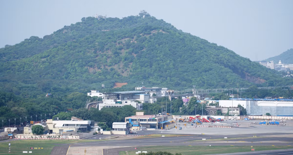 Trong quá trình khai quật tại khu vực Pallavaram thuộc Chennai (Madras), thủ phủ của bang Tamil Nadu ở tây nam Ấn Độ, các chuyên gia đến từ Cục Khảo cổ học Ấn Độ bất ngờ tìm thấy một vật thể lạ. Ảnh: @Cục Khảo cổ học Ấn Độ.