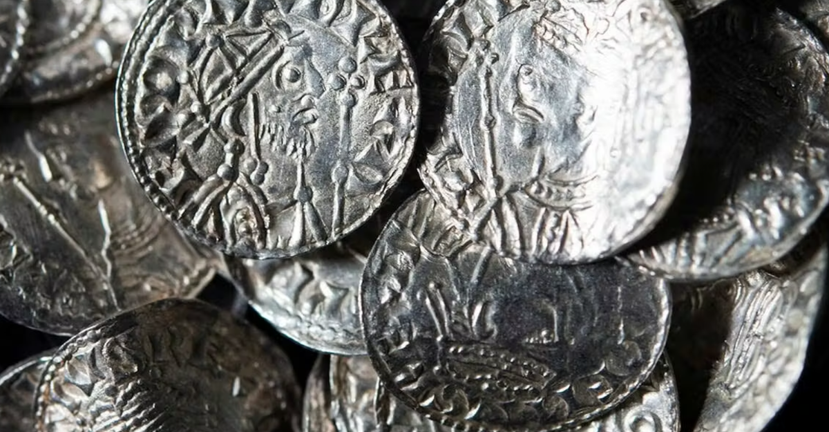 Thay vì mồi câu, ông đã tìm thấy thứ quý hiếm hơn nhiều—một chiếc vạc đồng bị ăn mòn chứa đầy đồng xu bạc Thời Trung Cổ, chúng vẫn còn nguyên vẹn sau hơn 800 năm. Ảnh: @Hội đồng Hành chính Quận Stockholm.