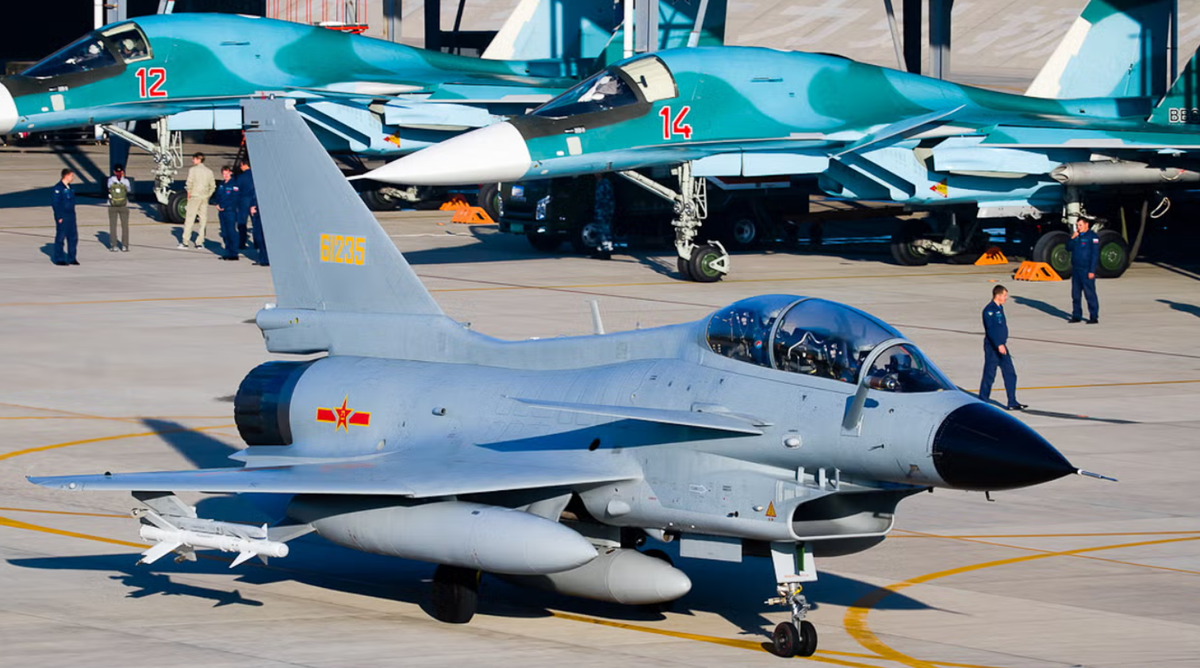 J-10 do Tập đoàn Hàng không Vũ trụ Thành Đô của Trung Quốc phát triển, là máy bay chiến đấu đa năng một động cơ được thiết kế để cạnh tranh với máy bay phương Tây như F-16 và Eurofighter Typhoon. Không giống như Rafale hay Su-35, J-10 trước đây không phải là ứng cử viên nổi bật trong kế hoạch của Indonesia, khiến cho khả năng mua sắm này trở thành một diễn biến đáng ngạc nhiên cần được xem xét kỹ lưỡng. Ảnh: @Zona Militar.