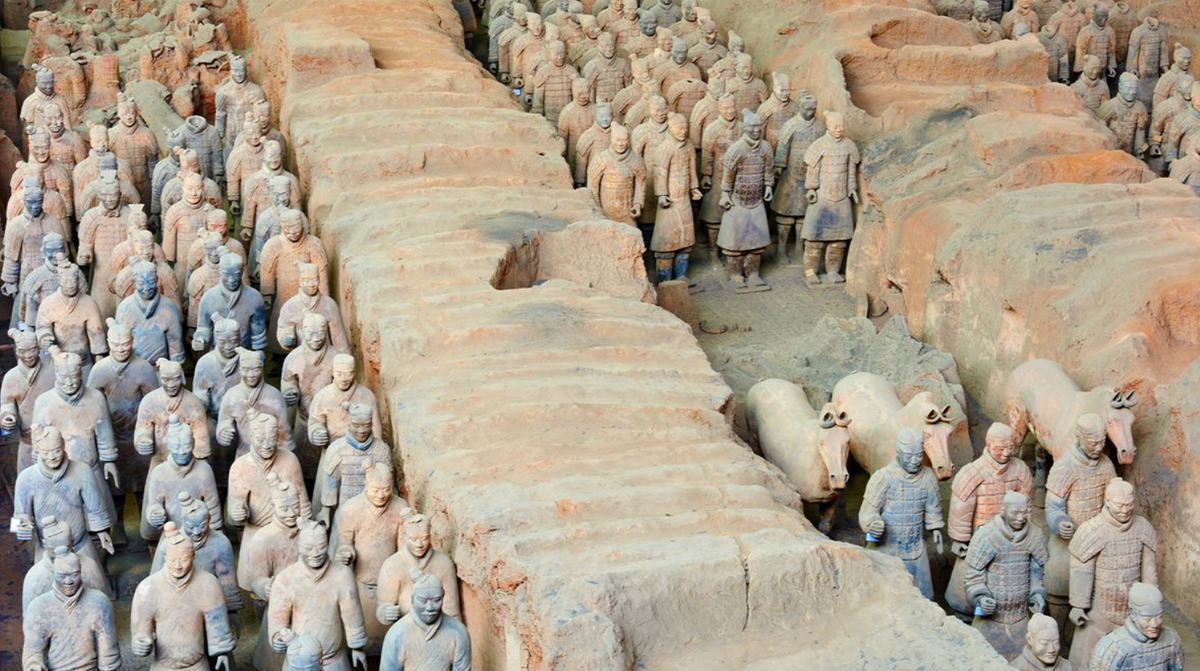 Đáng chú ý là ngôi mộ này chỉ nằm gần, chứ không phải thuộc về Hoàng đế Tần Thủy Hoàng, người vẫn gắn liền với lăng mộ lớn hơn có trong cùng một khu vực. Ảnh: @ South China Morning Post.