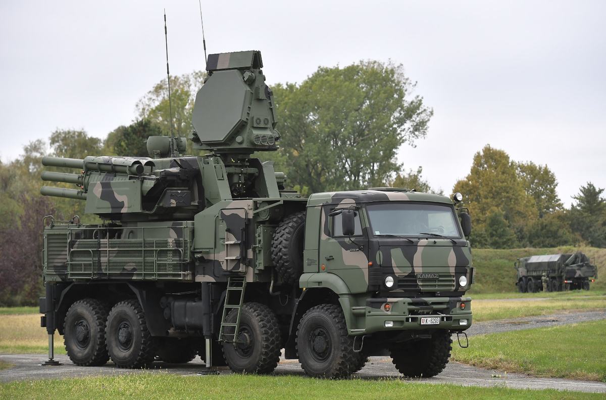 Hệ thống này được điều khiển bởi một phi hành đoàn gồm ba người và sử dụng tên lửa đất đối không có khả năng phân mảnh mạnh để chống lại đầu đạn, máy bay và UAV đang bay tới. Ảnh: @ Army Recognition.