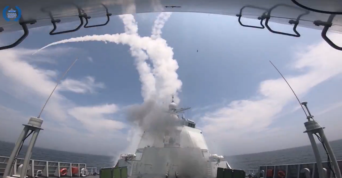 Trong cuộc diễn tập, tàu khu trục Type 055 được giao nhiệm vụ cảnh báo và giám sát tiền tuyến để hỗ trợ một lực lượng đặc nhiệm hải quân. Ảnh: @China_Navy.